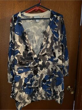 Liz Lange Blue, Gray & Black Floral Button-Front Top